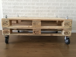 Schönes Basismodell Palettenholz-Industrietisch auf 4 Rollen mit Bremse